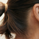 Le profil d'une femme avec les cheveux attachés en chignon.