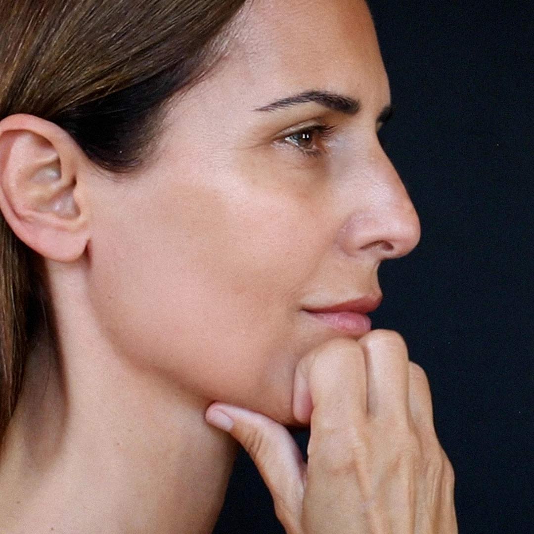 Une mannequin massant son menton