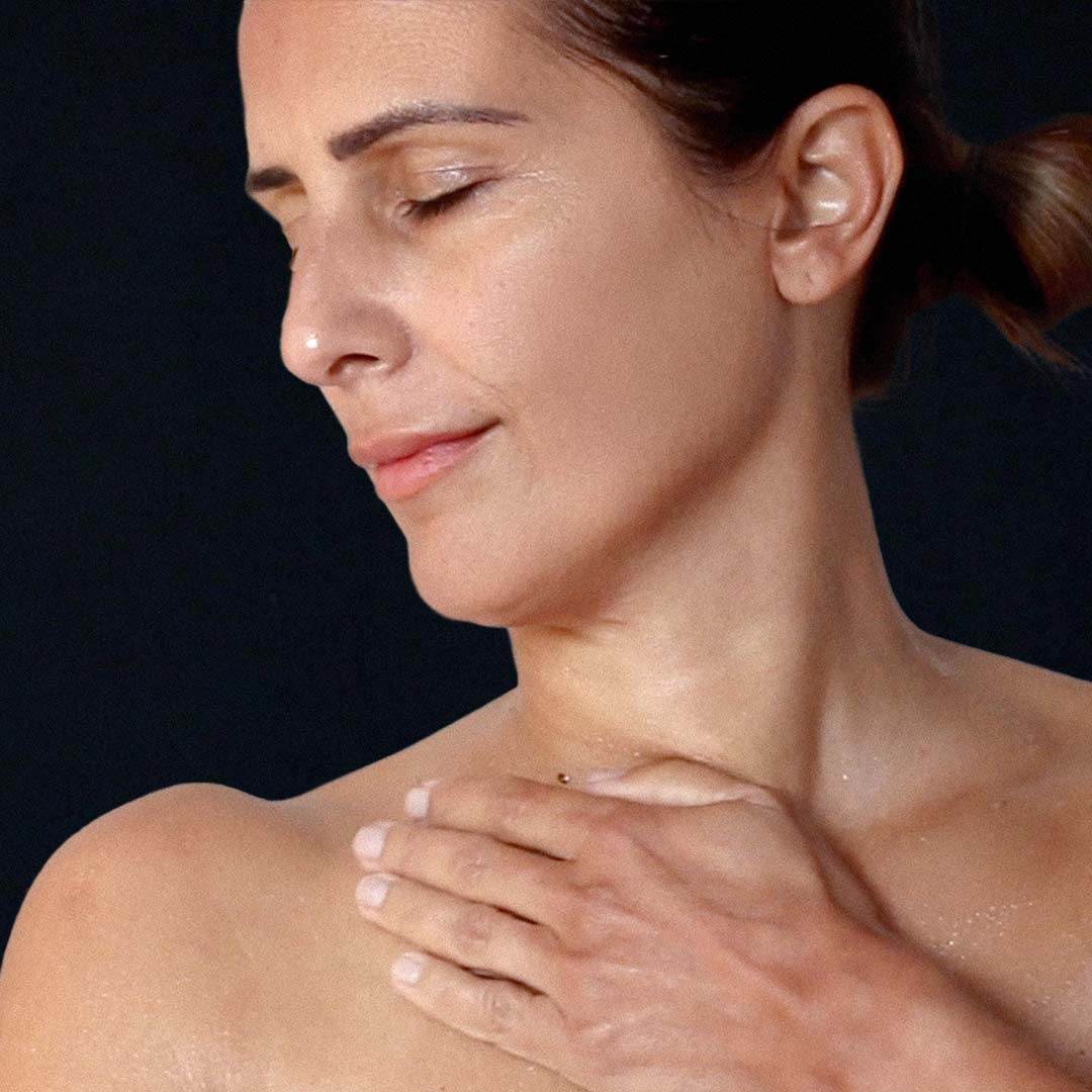 Une mannequin avec sa main sur son épaule
