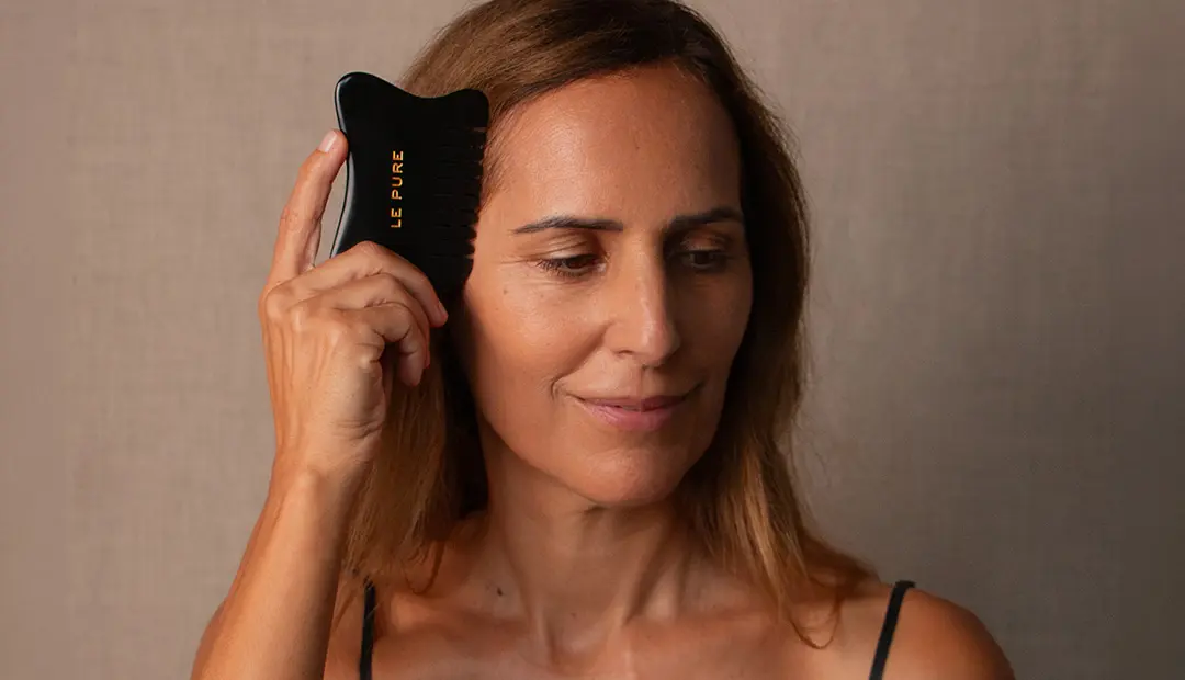 Massage du cuir chevelu avec le peigne gua sha