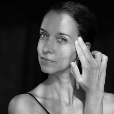 Image du visagae d'une femme utilisant un Soin Anti-Âge