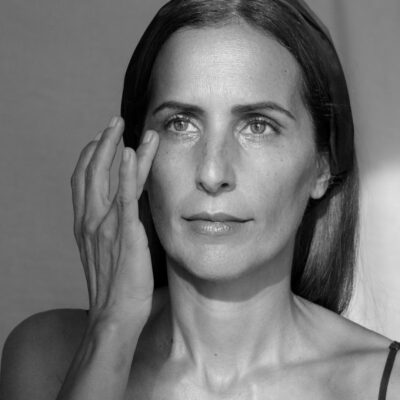 Frau wendet Behandlung von Augenringen an