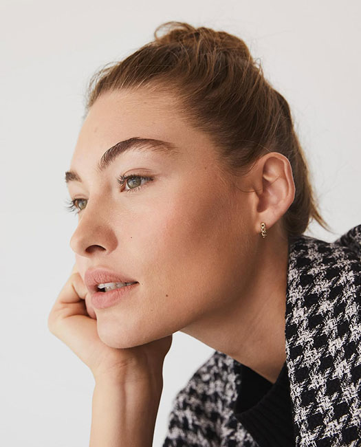 Supermodel Grace Elizabeth's skin prepared with LE PURE organic skincare and foundation in an advertising campaign – MUA Paca Navarro