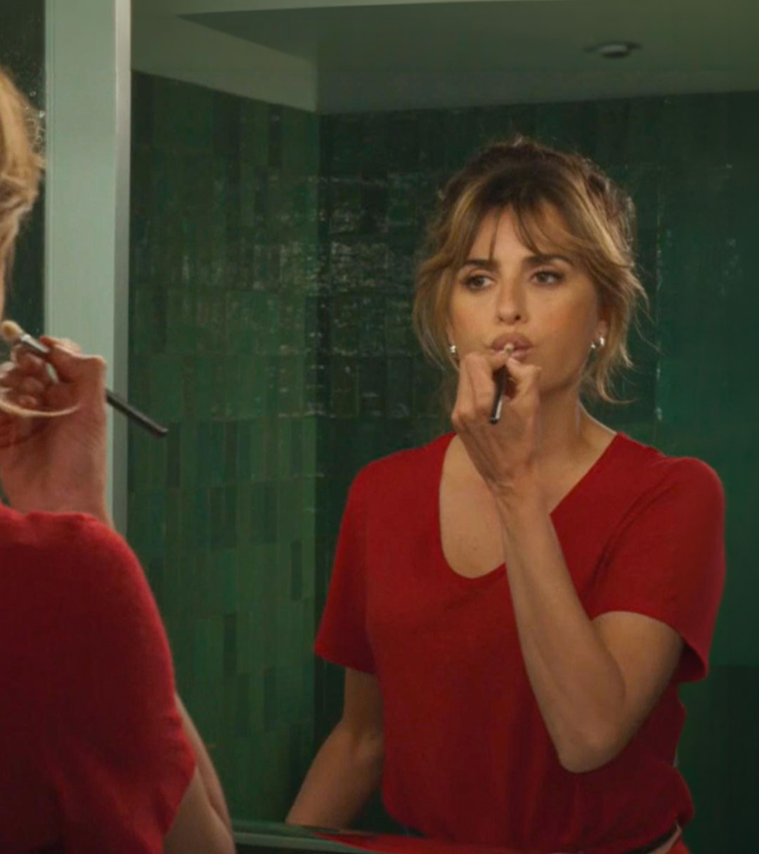 Penélope Cruz with LE PURE Jouvence Divine skincare cream during the filming of Madres Paralelas by Pedro Almodóvar