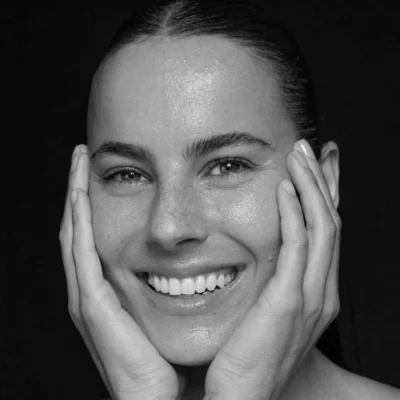 Foto von einer Frau, Feuchtigskeitspflege Gesicht der Naturkosmetik verwendet