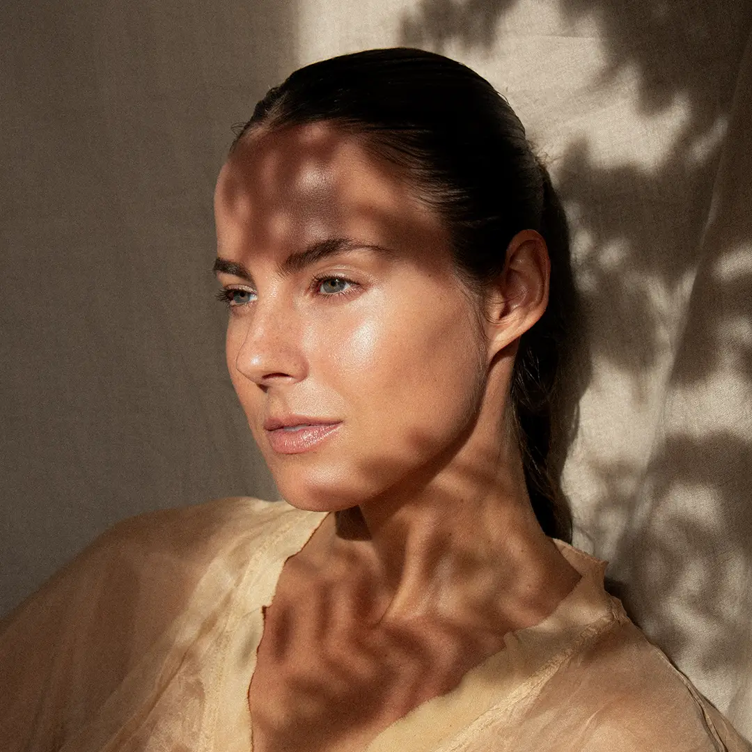Sun-kissed glow on woman's skin with Infinite Glow bronzing tint LE PURE