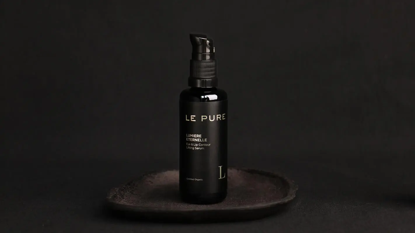 LE PURE Lumière Éternelle Lifting-Serum für Augen & Lippen, 50 ml Flasche auf dunklem Teller