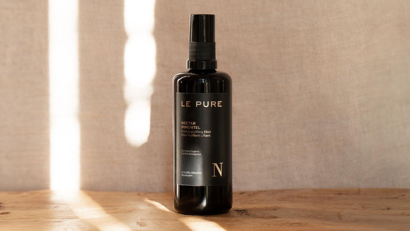 LE PURE Nectar Immortel Elixir Liftant Rajeunissant, flacon 100 ml sur surface en bois