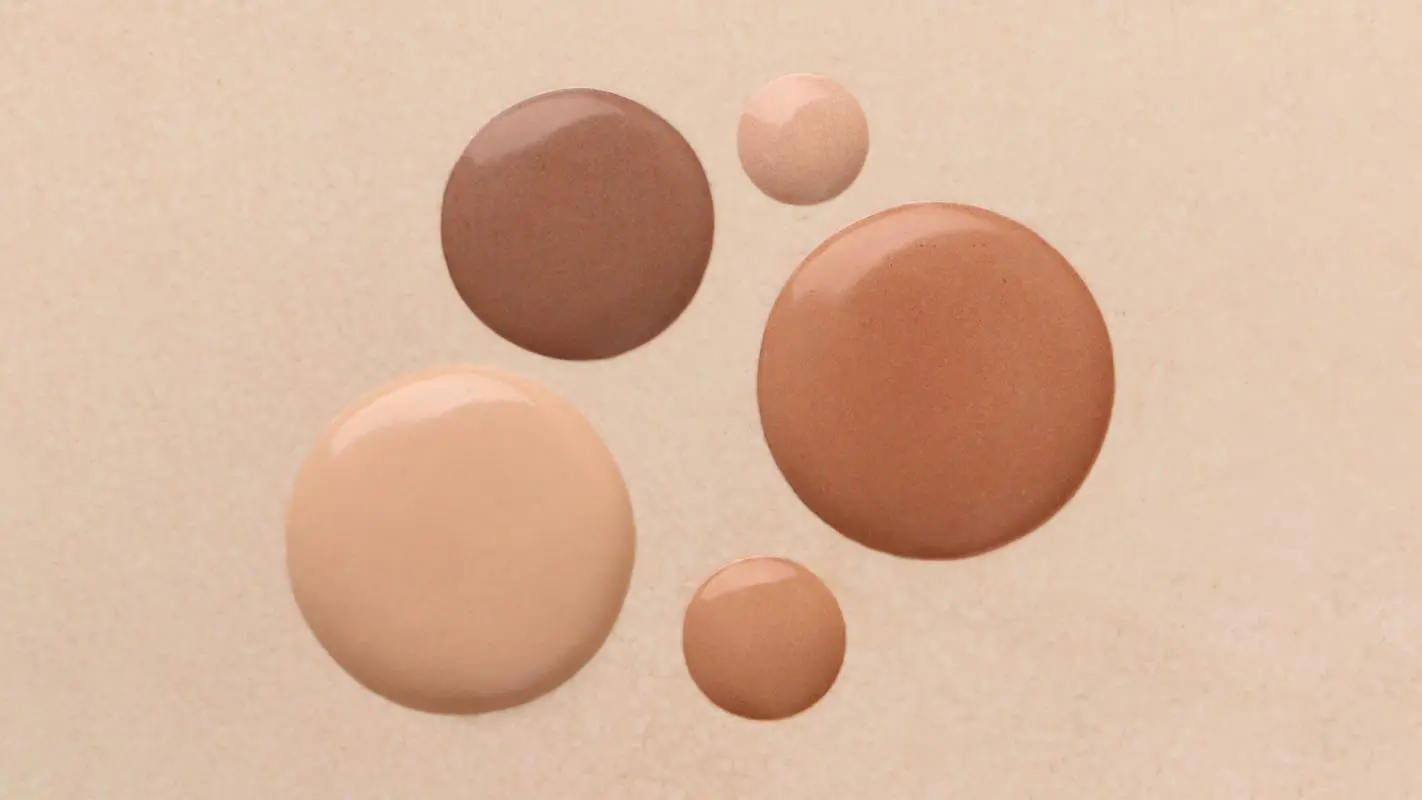 Cinq teintes du Fond de Teint & Crème Anti-Âge LE PURE Perfecting Illumination en gouttes de texture