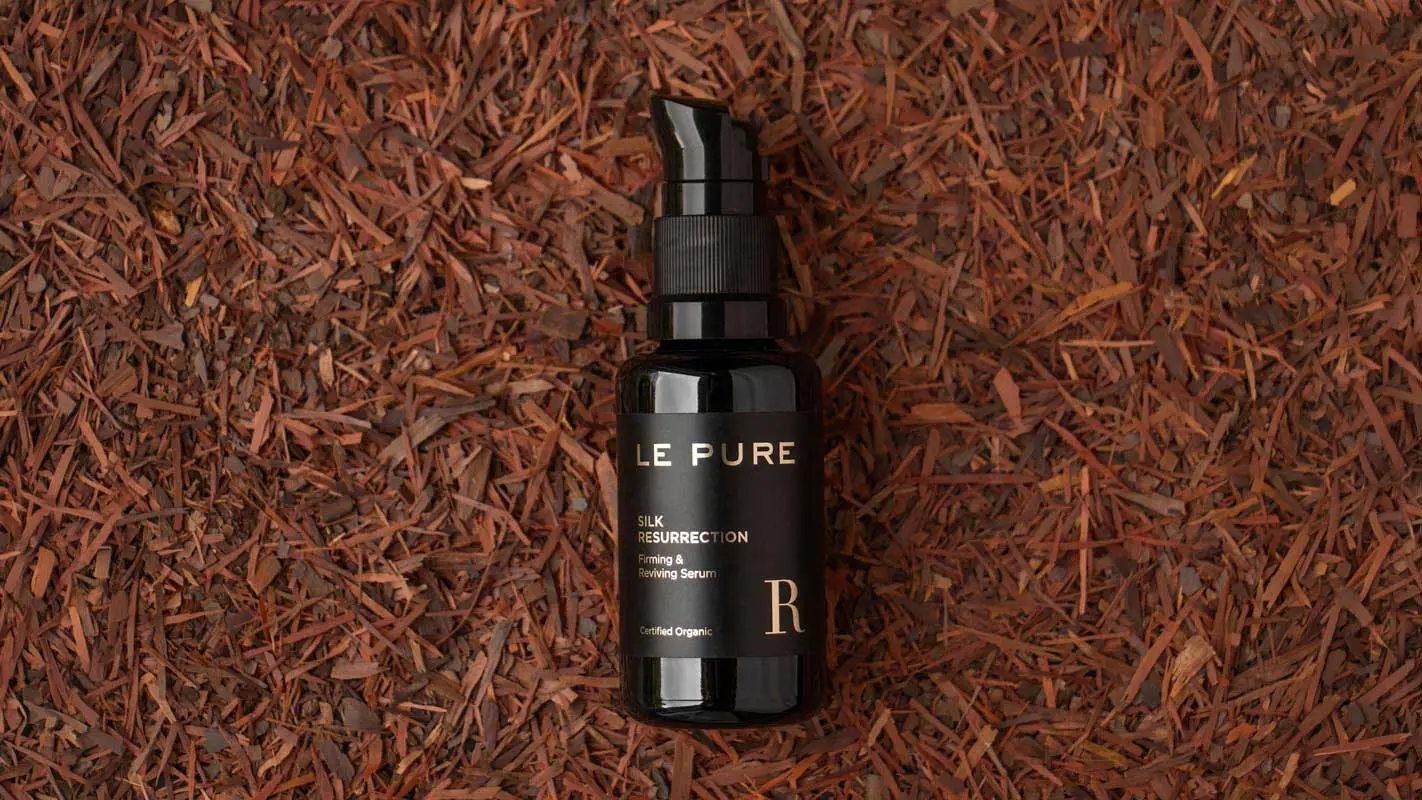 LE PURE Silk Resurrection Sérum Reafirmante & Vivificante, botella 30 ml sobre corteza de lapacho