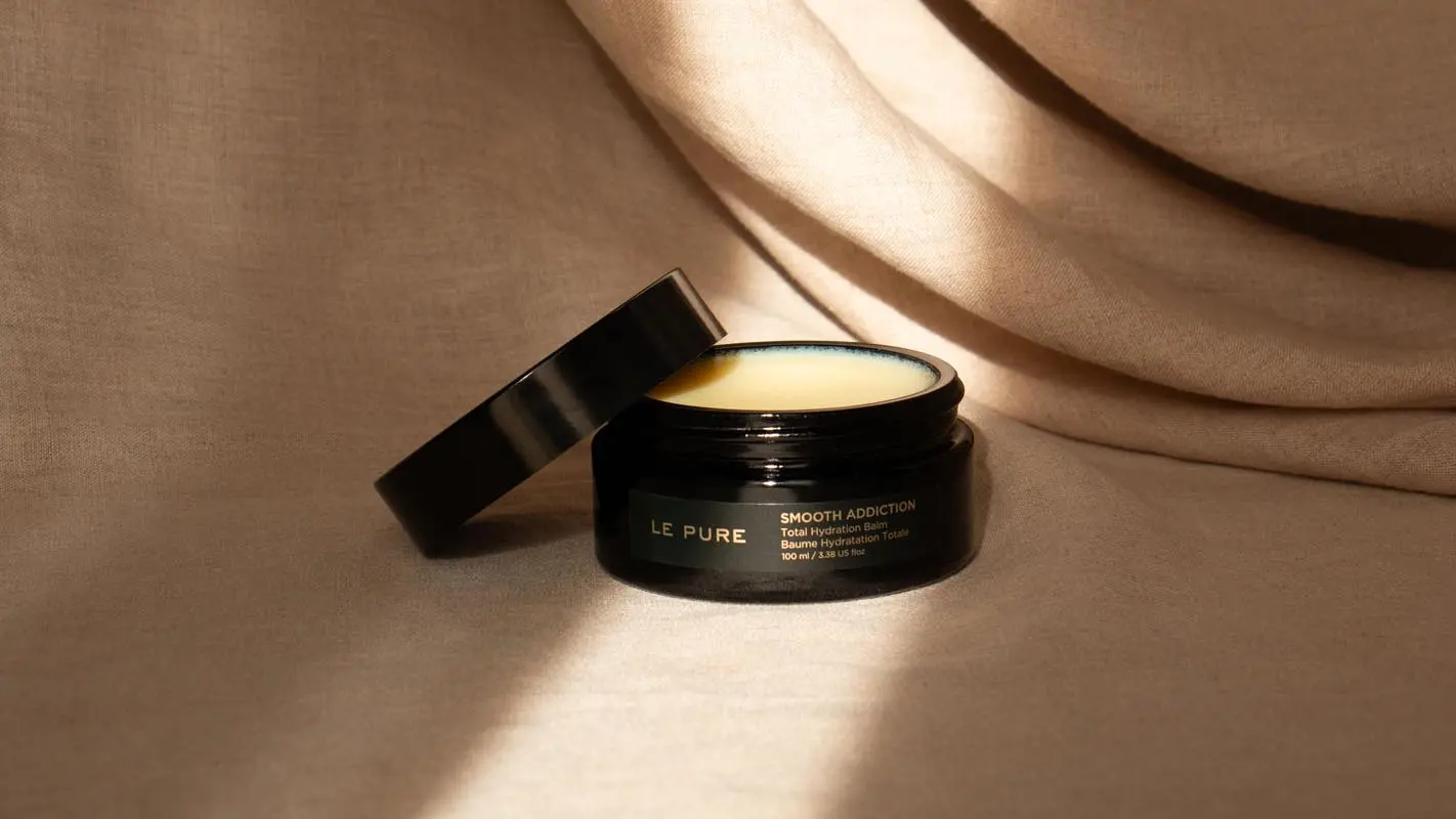 LE PURE Smooth Addiction Intensiver Feuchtigkeitsbalsam, geöffneter 100 ml Tiegel im Sonnenlicht