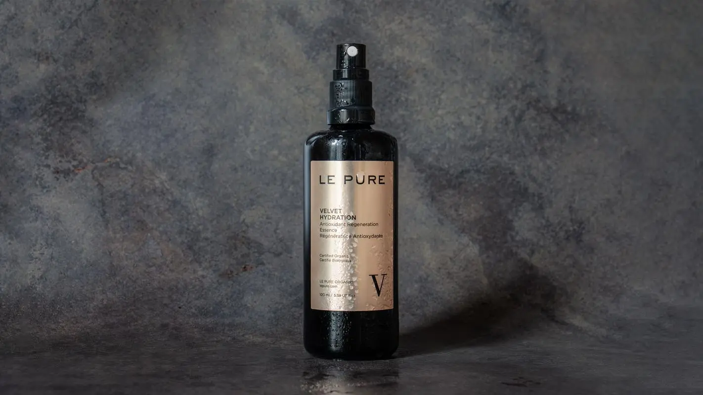 LE PURE Velvet Hydration Esencia Regenerante Antioxidante, botella 100 ml con gotas de agua
