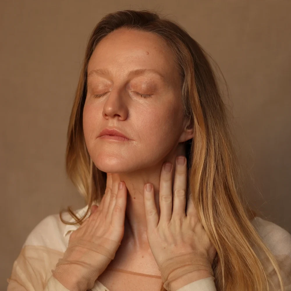 LE PURE Ideal Fall Routine for Dry Skin Woman applying LE PURE oil on her neck